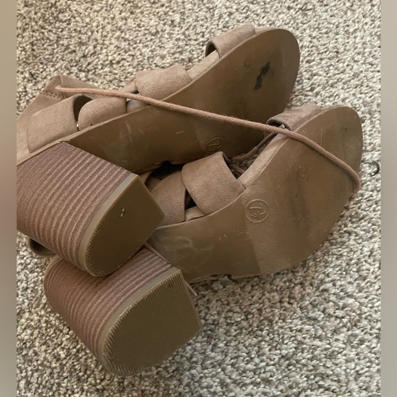 Nude lace up chunky heels - Picture 3 of 3